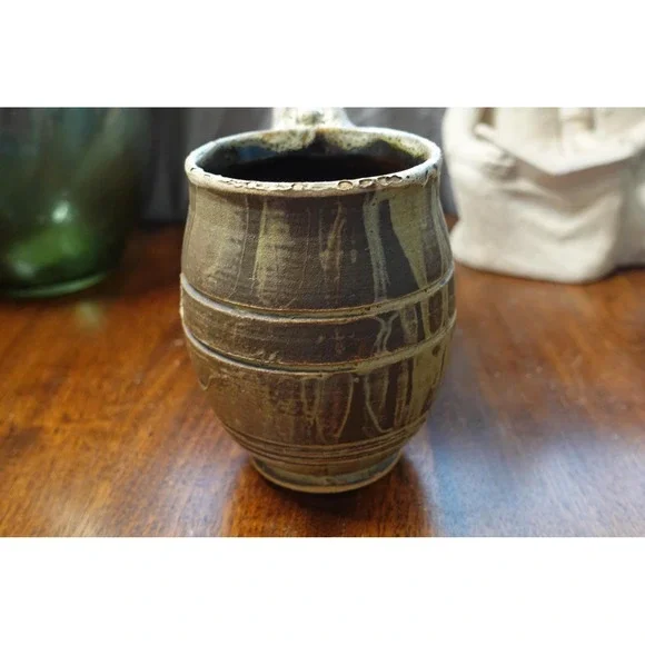 Rare pottery decorative handle high gloss interior mug with artist signature‎